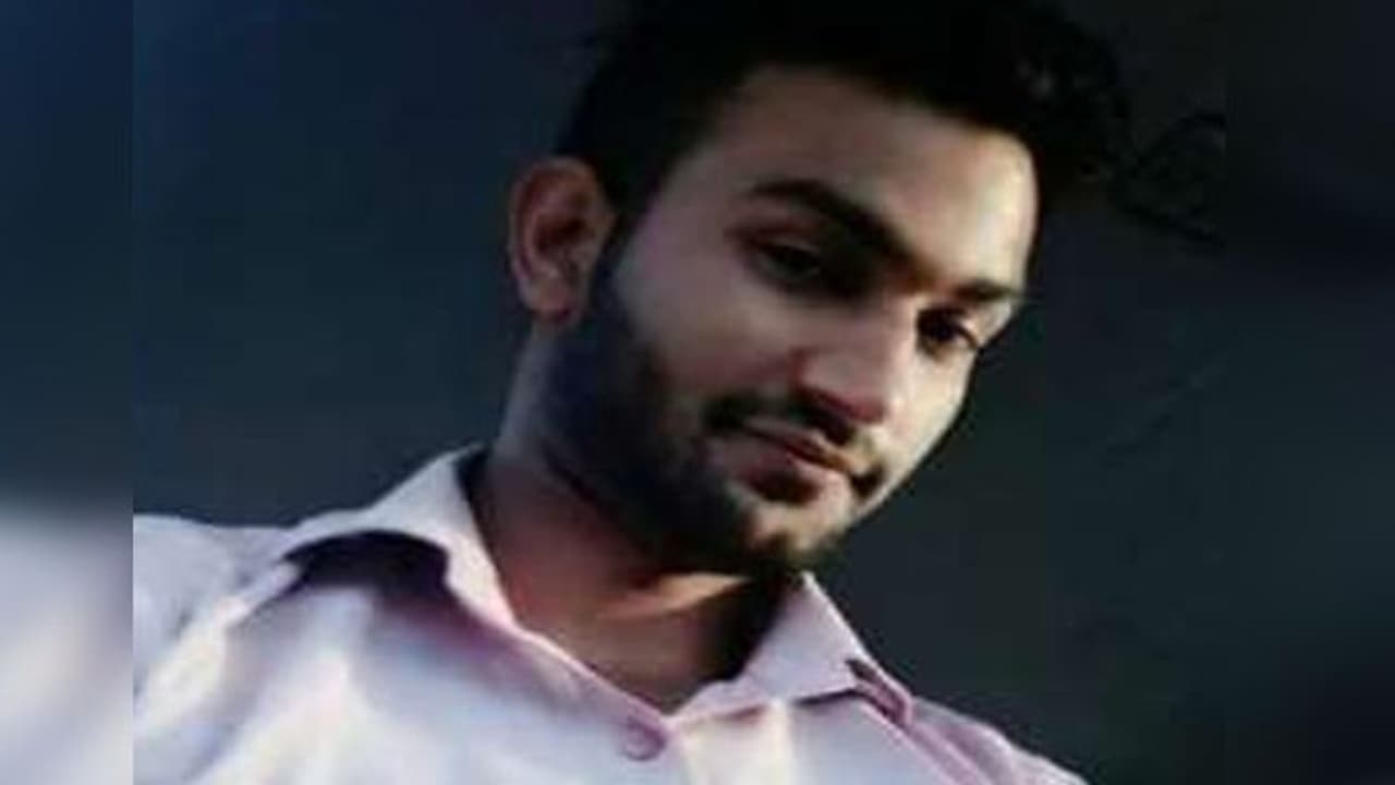 पुलिस के जवान ने किया सुसाइड, पहले काटी हाथ की नस फिर लगा ली फांसी..6 माह पहले हुई थी शादी पुलिस के जवान ने किया सुसाइड, पहले काटी हाथ की नस फिर लगा ली फांसी..6 माह पहले हुई थी शादी