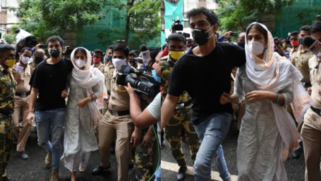 দ্বিতীয় দফায় ইডির দফতরে পৌঁছলেন রিয়া, হাজিরা দিতে উপস্থিত বাবা ও ভাই সৌভিক দ্বিতীয় দফায় ইডির দফতরে পৌঁছলেন রিয়া, হাজিরা দিতে উপস্থিত বাবা ও ভাই সৌভিক