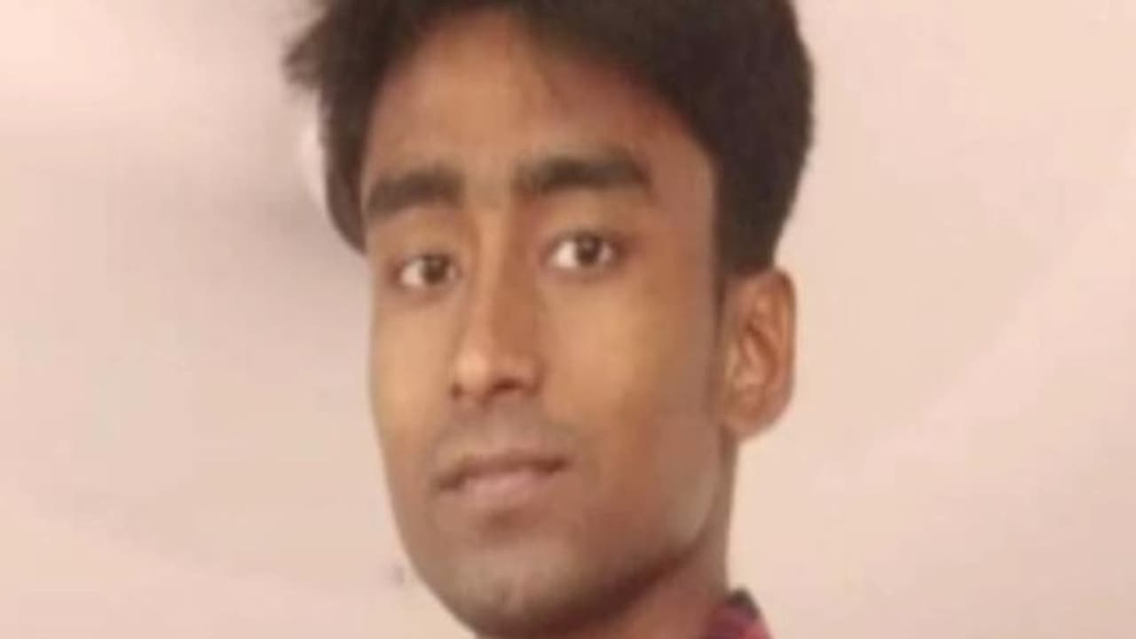 পড়শি তরুণীর সঙ্গে প্রেমে আপত্তি, বন্ধ ঘরে ভোজালি কোপে ছেলে কে 'খুন' বাবা এর