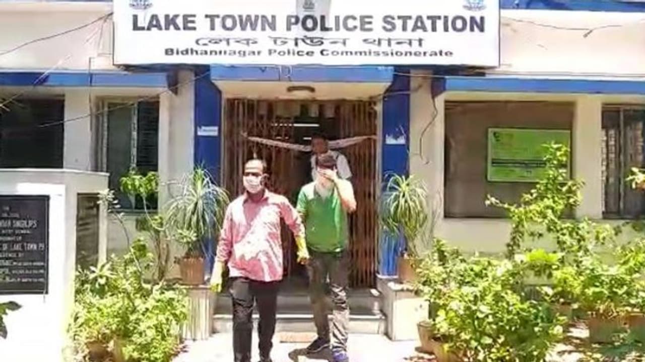 প্রবাসী ভাই র ছবি দিয়ে ভুয়ো অ্য়াকাউন্ট, দাদার থেকে লক্ষাধিক টাকা লুঠ লেকটাউনে প্রবাসী ভাই র ছবি দিয়ে ভুয়ো অ্য়াকাউন্ট, দাদার থেকে লক্ষাধিক টাকা লুঠ লেকটাউনে