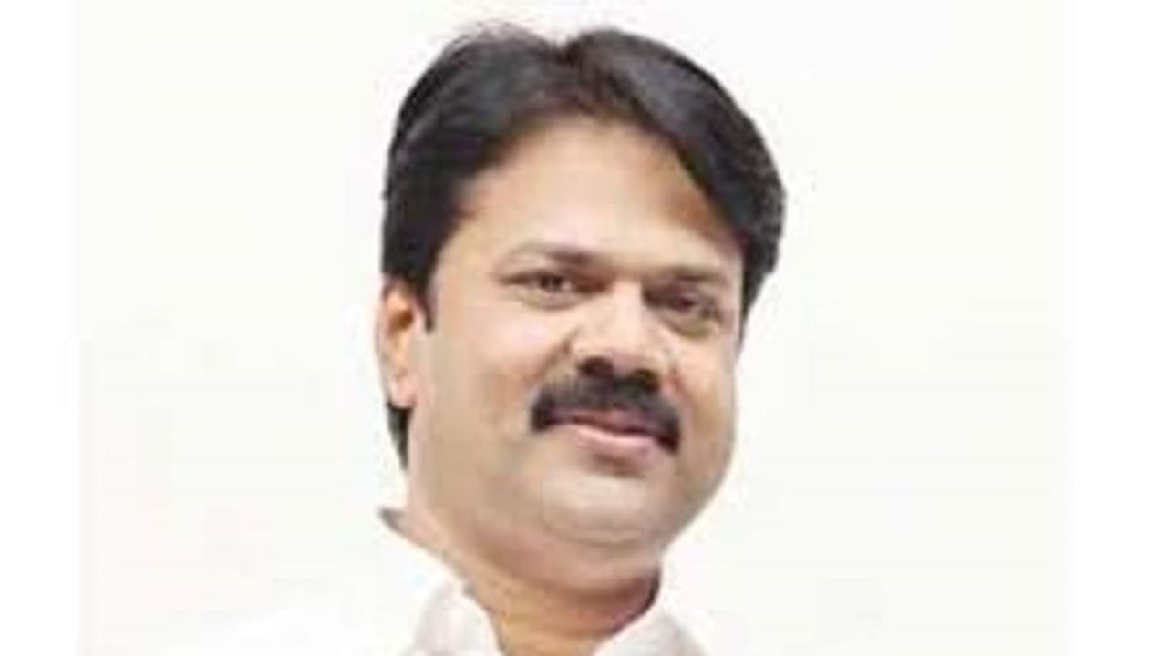 వైసీపీలోకి మరో టీడీపీ నేత: బంపర్ ఆఫర్ ఇచ్చిన వైఎస్ జగన్? వైసీపీలోకి మరో టీడీపీ నేత: బంపర్ ఆఫర్ ఇచ్చిన వైఎస్ జగన్?