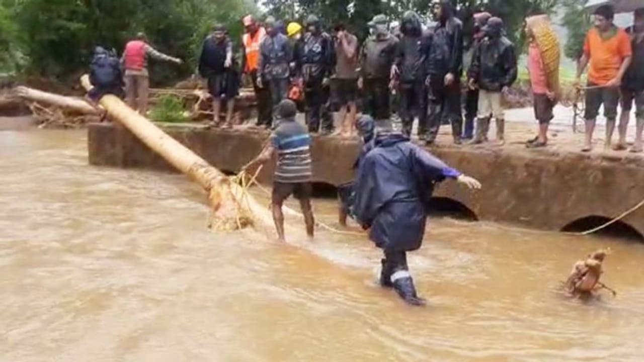 ತಲಕಾವೇರಿಯಲ್ಲಿ ಭೂಕುಸಿತ : ಸೇತುವೆಗೆ ಹಾನಿ ತಲಕಾವೇರಿಯಲ್ಲಿ ಭೂಕುಸಿತ : ಸೇತುವೆಗೆ ಹಾನಿ