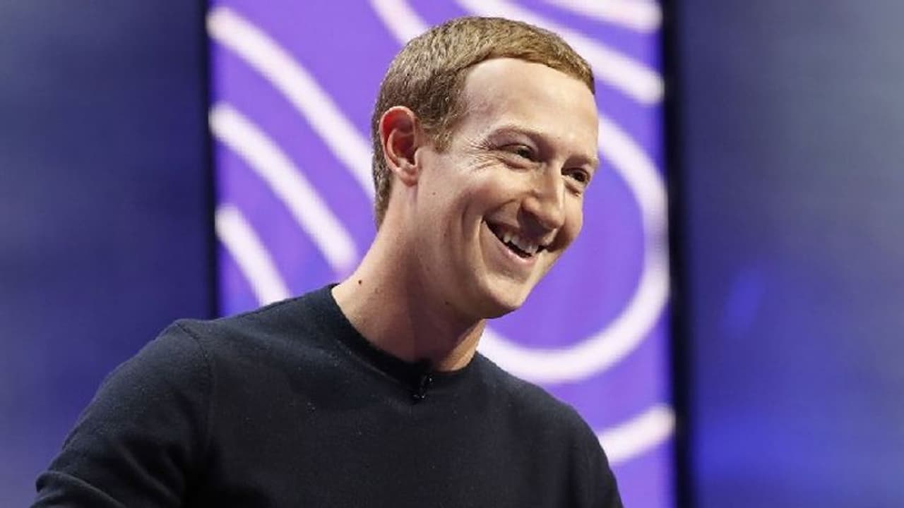 ഓഫീസിലിരുന്ന് ജോലി ചെയ്യുന്നവർക്ക് കയ്യടിയുമായി സക്കർബർഗ്