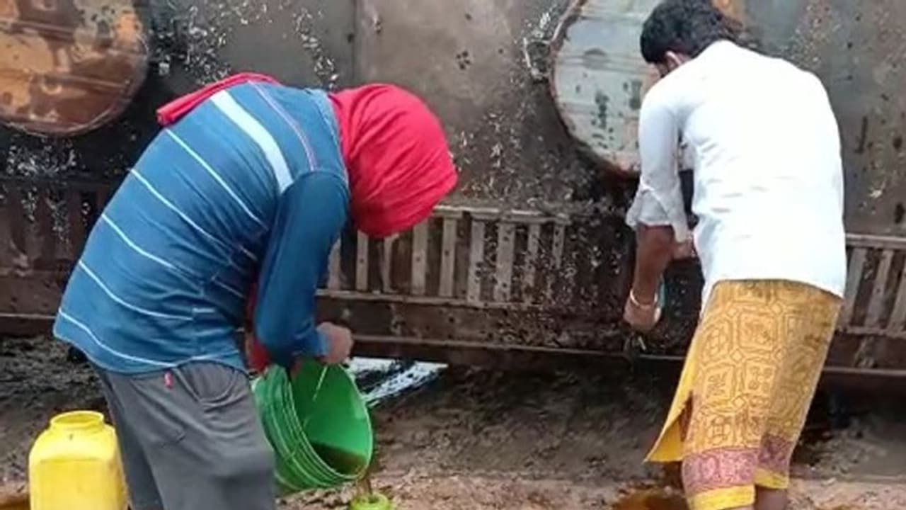 బోల్తాపడ్డ ఆయిల్ ట్యాంకర్.. క్యాన్లు, బిందెలతో నూనె కోసం ఎగబడ్డ జనం ! బోల్తాపడ్డ ఆయిల్ ట్యాంకర్.. క్యాన్లు, బిందెలతో నూనె కోసం ఎగబడ్డ జనం !