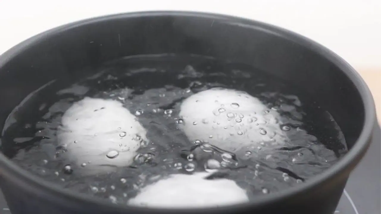 ডিম সেদ্ধ করার পর এর জল ফেলে দেন? এতদিন যে ভুল করে এসেছেন আর করবেন না