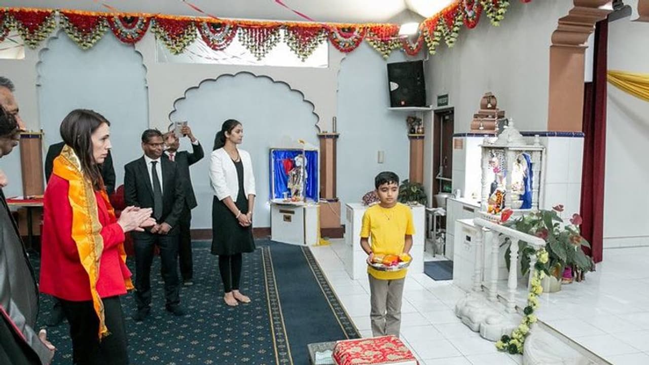 चुनाव से पहले इस देश की पीएम ने किए राधा कृष्ण के दर्शन, पहना भगवा स्कार्फ; पूरी छोले का भी लिया आनंद चुनाव से पहले इस देश की पीएम ने किए राधा कृष्ण के दर्शन, पहना भगवा स्कार्फ; पूरी छोले का भी लिया आनंद