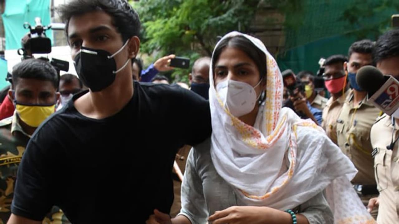 रिया पहुंची SC, कहा, आरोप लगने से पहले ही मीडिया ने मुझे दोषी ठहरा दिया, दूसरी तरफ ED में पूछताछ जारी रिया पहुंची SC, कहा, आरोप लगने से पहले ही मीडिया ने मुझे दोषी ठहरा दिया, दूसरी तरफ ED में पूछताछ जारी