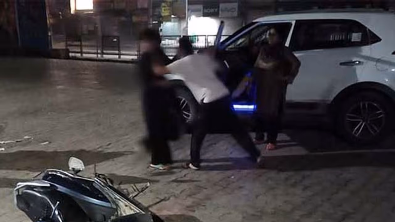 पति पत्नी और वो: पत्नी ने आधी रात को प्रेमिका के साथ पकड़ा, बोली मैं मर जाऊंगी, पतिदेव को हाथ न लगाओ पति पत्नी और वो: पत्नी ने आधी रात को प्रेमिका के साथ पकड़ा, बोली मैं मर जाऊंगी, पतिदेव को हाथ न लगाओ