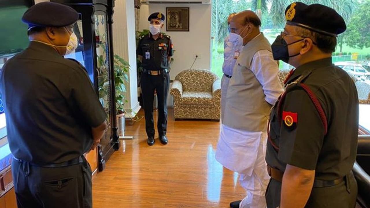 प्रणब मुखर्जी कोरोना संक्रमित, रक्षा मंत्री राजनाथ सिंह ने हॉस्पिटल जाकर की मुलाकात प्रणब मुखर्जी कोरोना संक्रमित, रक्षा मंत्री राजनाथ सिंह ने हॉस्पिटल जाकर की मुलाकात