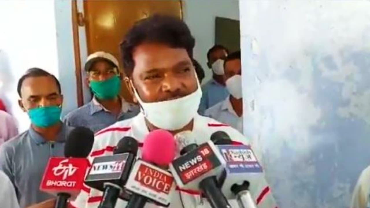 ফের স্কুলে ভর্তি হচ্ছেন শিক্ষামন্ত্রী, যোগ্যতা নিয়ে প্রশ্ন উঠতেই নিলেন ব্যতিক্রমী সিদ্ধান্ত