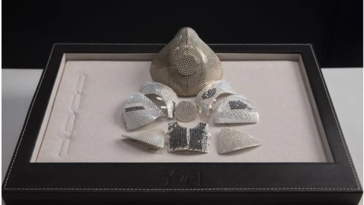 18 കാരറ്റ് സ്വര്ണം, വെള്ളയും കറുപ്പും നിറത്തിലുള്ള ഡയമണ്ടുകൾ; 11 കോടിയുടെ മാസ്ക് നിർമ്മിക്കാൻ ജ്വല്ലറി 18 കാരറ്റ് സ്വര്ണം, വെള്ളയും കറുപ്പും നിറത്തിലുള്ള ഡയമണ്ടുകൾ; 11 കോടിയുടെ മാസ്ക് നിർമ്മിക്കാൻ ജ്വല്ലറി