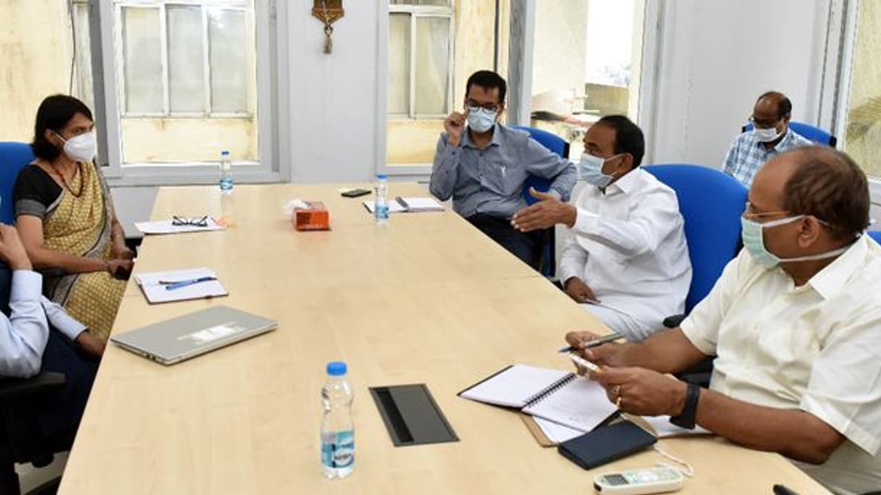 ప్రైవేట్ ఆసుపత్రులకు ఈటల సీరియస్ వార్నింగ్: 50 శాతం బెడ్స్ స్వాధీనం చేసుకొంటాం ప్రైవేట్ ఆసుపత్రులకు ఈటల సీరియస్ వార్నింగ్: 50 శాతం బెడ్స్ స్వాధీనం చేసుకొంటాం