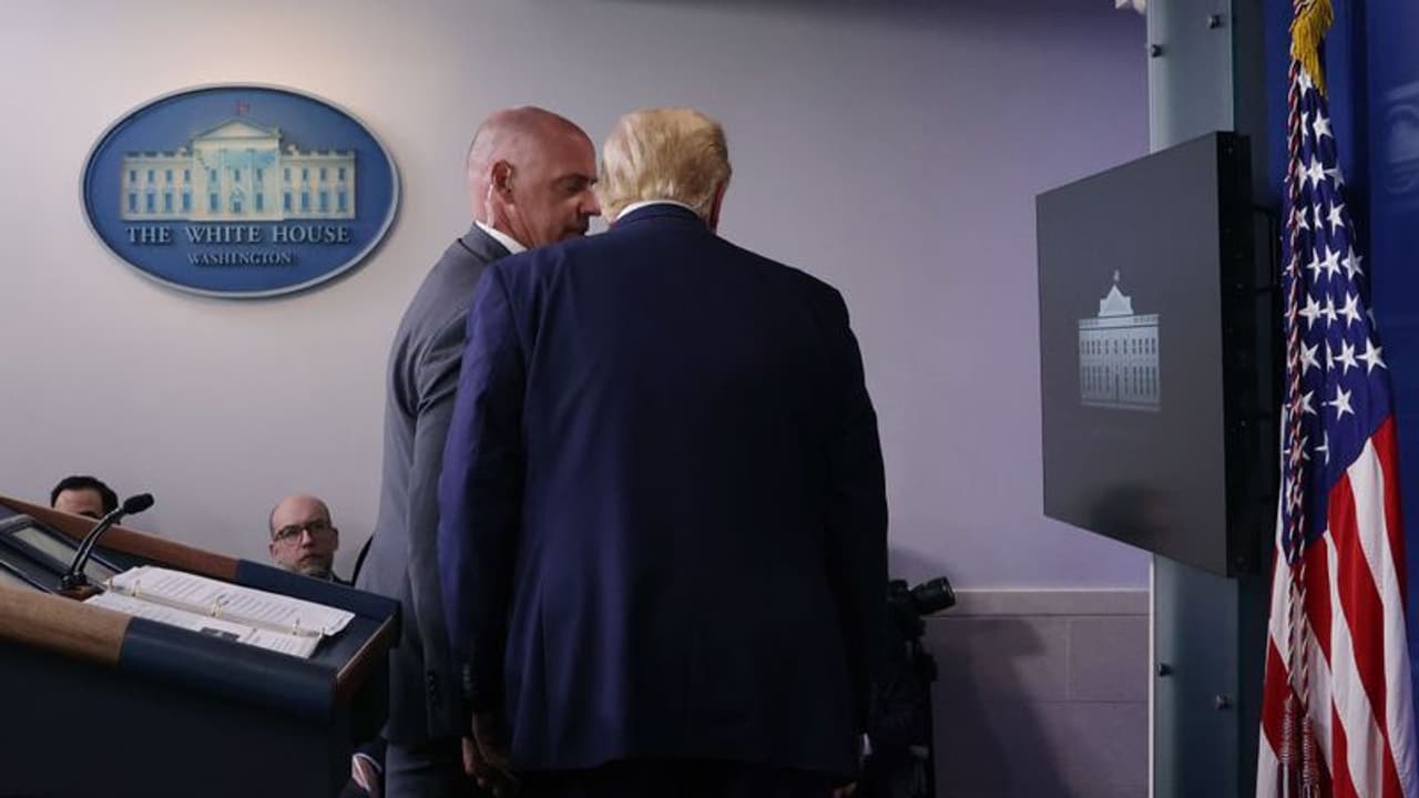 ब्रीफिंग कर रहे थे ट्रम्प, व्हाइट हाउस के बाहर चलने लगीं गोलियां, राष्ट्रपति को ऐसे निकाला गया सुरक्षित ब्रीफिंग कर रहे थे ट्रम्प, व्हाइट हाउस के बाहर चलने लगीं गोलियां, राष्ट्रपति को ऐसे निकाला गया सुरक्षित