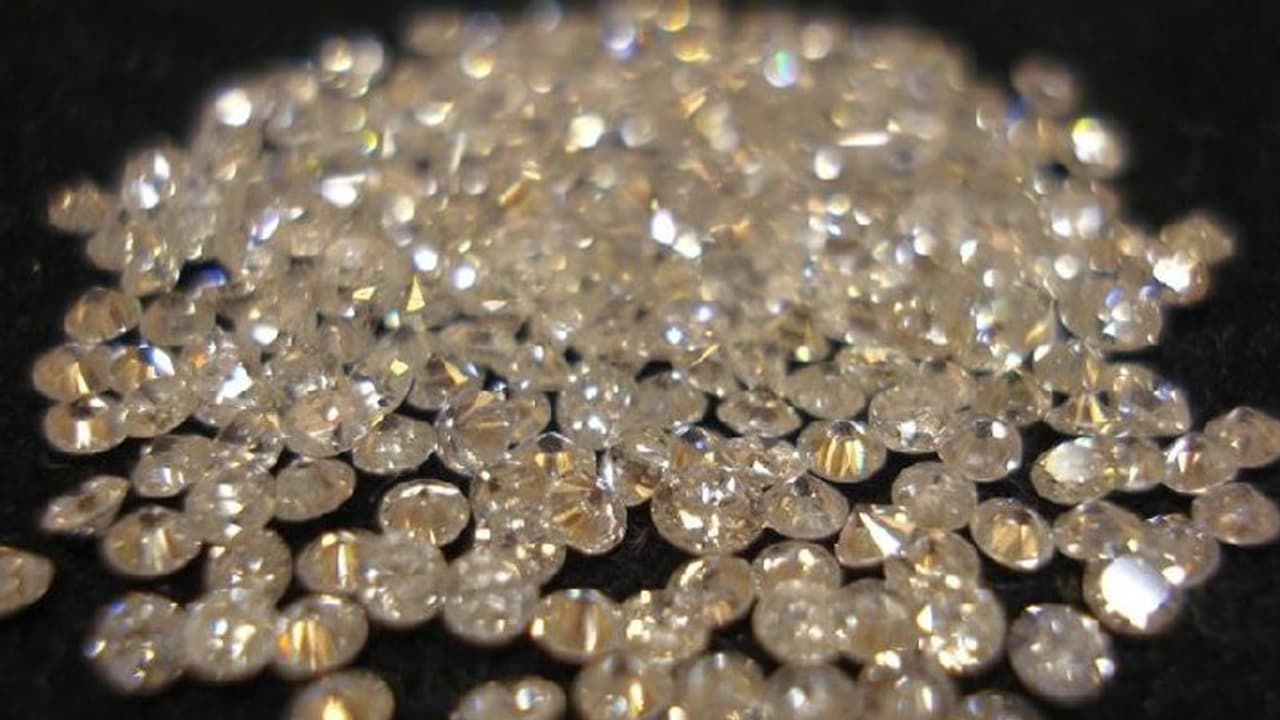 ಬೆಂಗಳೂರು: 40 ಲಕ್ಷ ರು. ಮೌಲ್ಯದ 80 ವಜ್ರದ ಹರಳು ವಶ