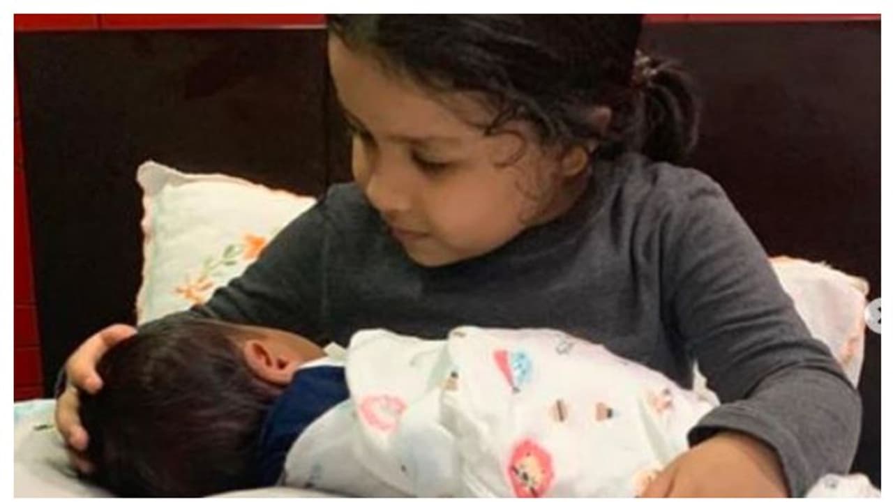 সদ্যজাতকে কোলে নিয়ে জিভা, তাহলে কি ধোনি সাক্ষীর পরিবারে নতুন অতিথি, জল্পনা নেট দুনিয়ায় সদ্যজাতকে কোলে নিয়ে জিভা, তাহলে কি ধোনি সাক্ষীর পরিবারে নতুন অতিথি, জল্পনা নেট দুনিয়ায়