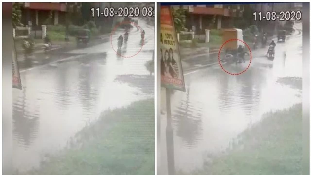 കോട്ടയത്ത് വെള്ളക്കെട്ട് മൂലം ഉണ്ടായ കുഴിയില് ബൈക്ക് വീണ് യുവാവിന് പരിക്ക് കോട്ടയത്ത് വെള്ളക്കെട്ട് മൂലം ഉണ്ടായ കുഴിയില് ബൈക്ക് വീണ് യുവാവിന് പരിക്ക്