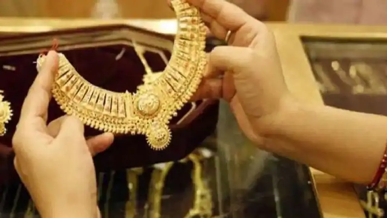 আরও বেশি করে সস্তা, গতকালের তুলনায় একলাফে কমল সোনার দাম, রূপোর দামেও চমক