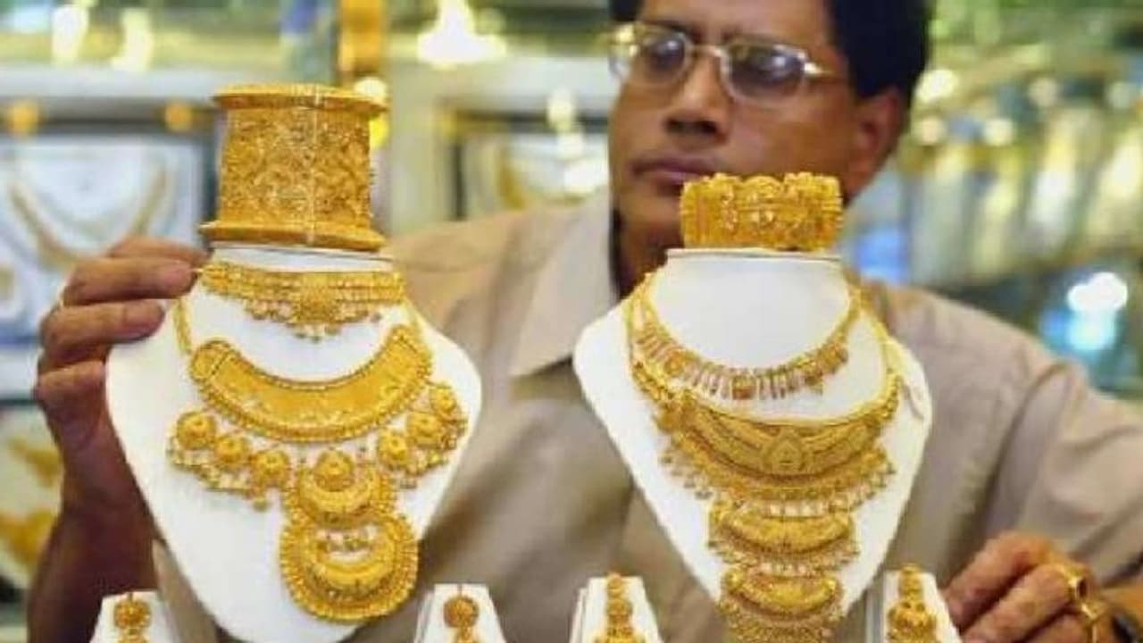 സ്വ​ർ​ണ വി​ല​യി​ൽ ക​ന​ത്ത ഇ​ടി​വ്