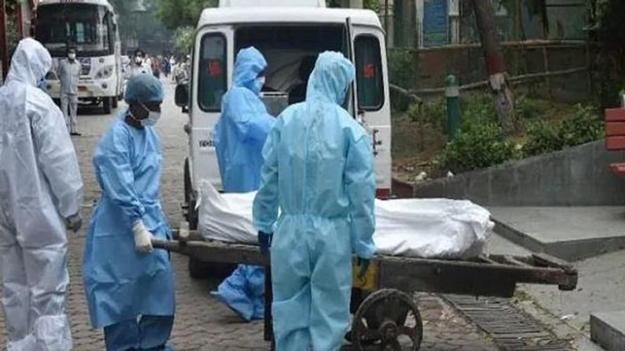 एक लापरवाही ऐसी भी:22 साल के युवक की मौत, अस्पताल ने दिया बुजुर्ग का शव..चेहरा भी नहीं देख सके परिजन एक लापरवाही ऐसी भी:22 साल के युवक की मौत, अस्पताल ने दिया बुजुर्ग का शव..चेहरा भी नहीं देख सके परिजन