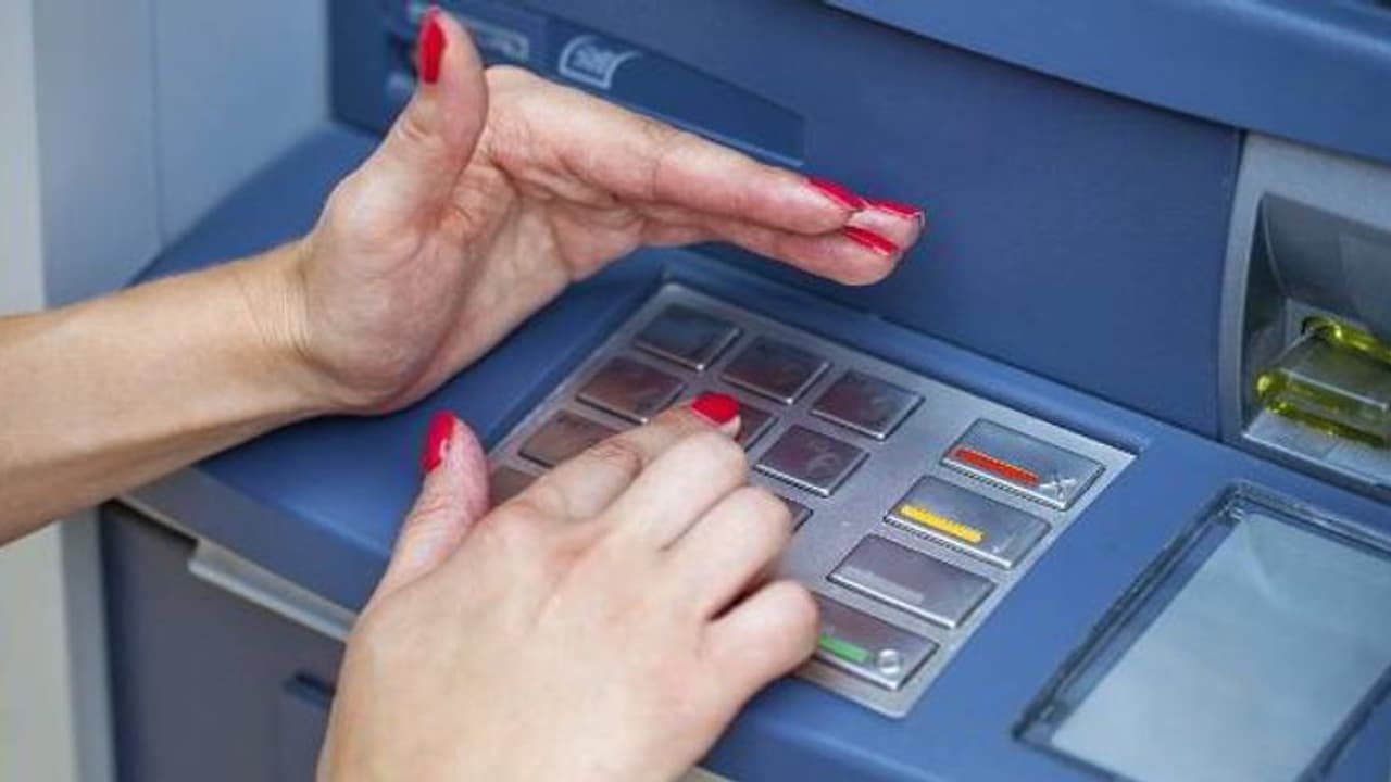 ಸಂಸ್ಥೆ ಸಿಬ್ಬಂದಿಯಿಂದಲೇ ಎಟಿಎಂ ಕೇಂದ್ರದಿಂದ ಹಣ ಲೂಟಿ ಸಂಸ್ಥೆ ಸಿಬ್ಬಂದಿಯಿಂದಲೇ ಎಟಿಎಂ ಕೇಂದ್ರದಿಂದ ಹಣ ಲೂಟಿ