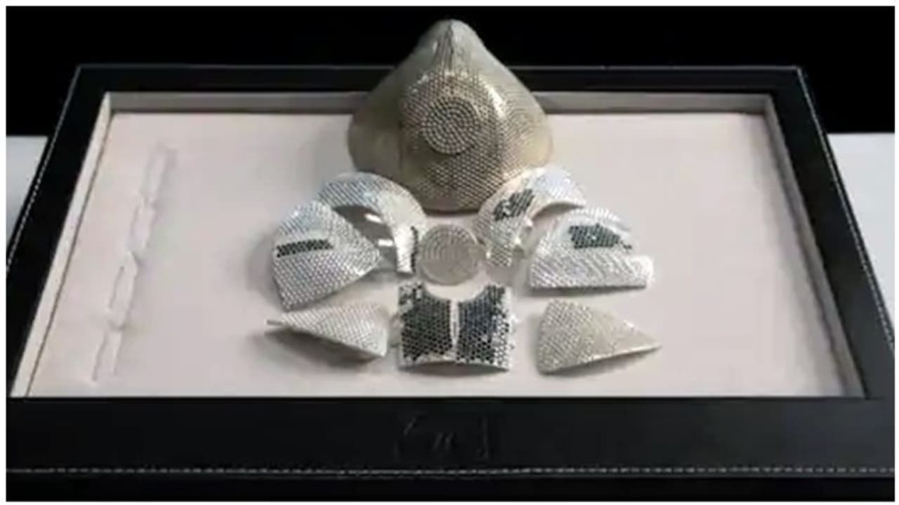 ரூ.11 கோடி ரூபாய்க்கு தயாரிக்கப்பட்ட ஒற்றை மாஸ்க்... அப்படி என்னதான் இருக்கிறது..? ரூ.11 கோடி ரூபாய்க்கு தயாரிக்கப்பட்ட ஒற்றை மாஸ்க்... அப்படி என்னதான் இருக்கிறது..?