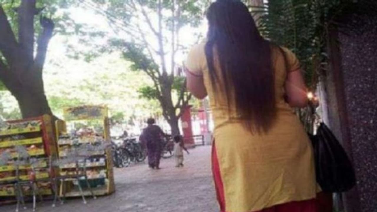 FB पर सिपाही ने गर्लफ्रेंड बनाई और करने लगा अश्लील बातें..मिलने पहुंचा तो निकली पत्नी FB पर सिपाही ने गर्लफ्रेंड बनाई और करने लगा अश्लील बातें..मिलने पहुंचा तो निकली पत्नी