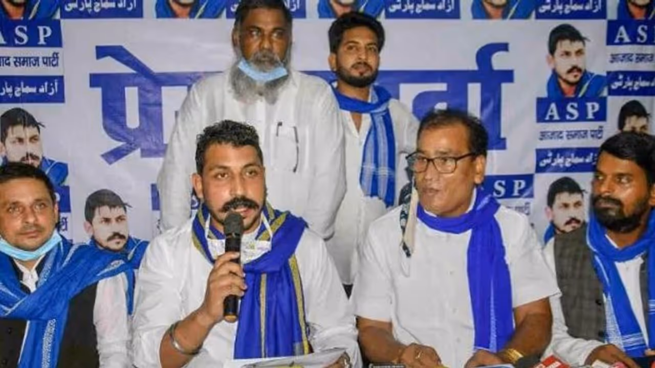 विपक्ष की मुहिम पर लग सकती है चोट, भीम आर्मी ने किया 243 सीटों पर लड़ने का ऐलान; बिहार में राजनीति गर्म विपक्ष की मुहिम पर लग सकती है चोट, भीम आर्मी ने किया 243 सीटों पर लड़ने का ऐलान; बिहार में राजनीति गर्म