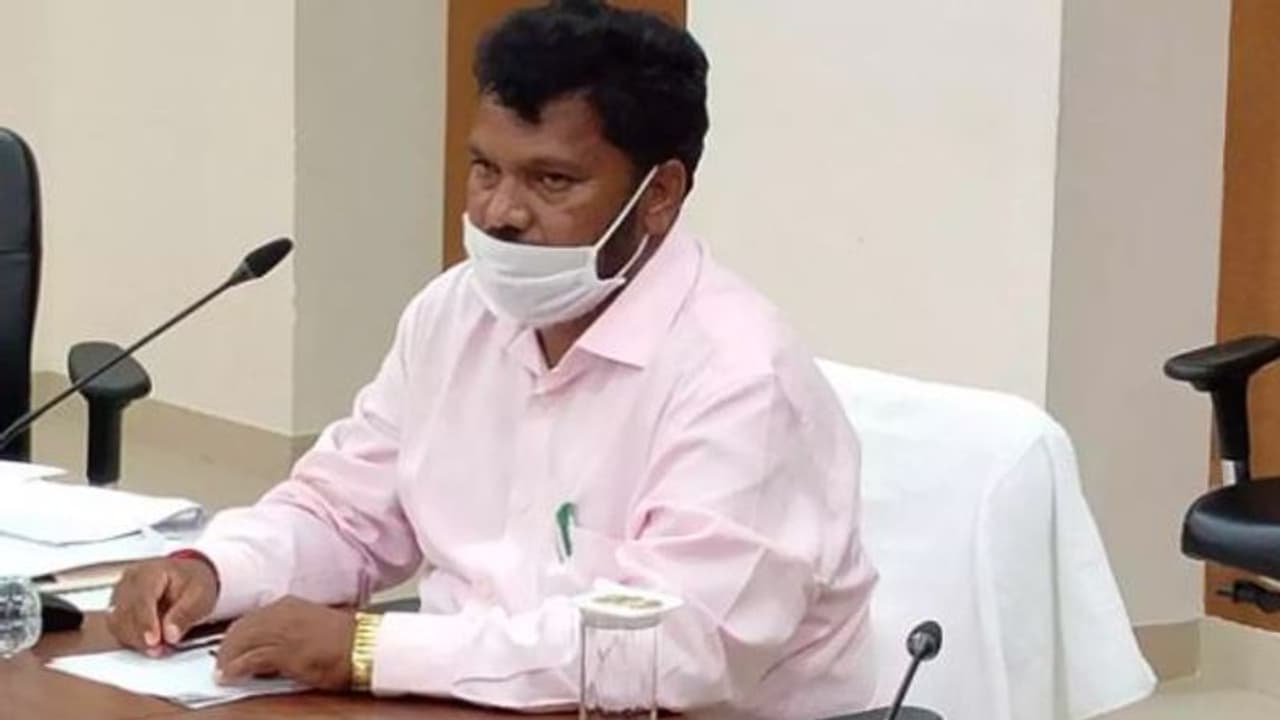 বোর্ড পরীক্ষায় সেরা হওয়ার পুরস্কার, ২ পড়ুয়াকে এক্কেবারে গাড়ি উপহার দিলেন একাদশের ছাত্র শিক্ষামন্ত্রী বোর্ড পরীক্ষায় সেরা হওয়ার পুরস্কার, ২ পড়ুয়াকে এক্কেবারে গাড়ি উপহার দিলেন একাদশের ছাত্র শিক্ষামন্ত্রী