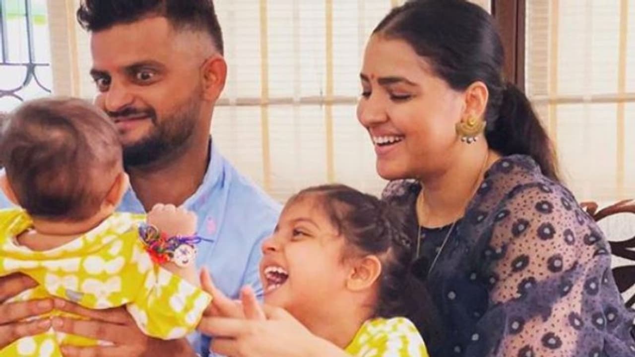 ফ্র্যাঞ্চাইজির নিষেধাজ্ঞা,তারপরও পরিবারকে সঙ্গে রাখার অভিনব ব্যবস্থা করলেন রায়না ফ্র্যাঞ্চাইজির নিষেধাজ্ঞা,তারপরও পরিবারকে সঙ্গে রাখার অভিনব ব্যবস্থা করলেন রায়না