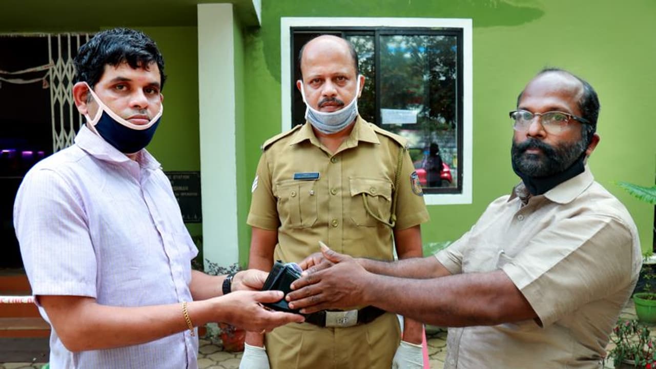 വെള്ളക്കെട്ടിൽ ഒഴുകിയെത്തിയ പണവും രേഖകളും ഉടമയെ ഏല്പ്പിച്ച് പുഷ്പകുമാര്; ഇത് പ്രതിസന്ധിക്കാലത്തെ മാതൃക വെള്ളക്കെട്ടിൽ ഒഴുകിയെത്തിയ പണവും രേഖകളും ഉടമയെ ഏല്പ്പിച്ച് പുഷ്പകുമാര്; ഇത് പ്രതിസന്ധിക്കാലത്തെ മാതൃക