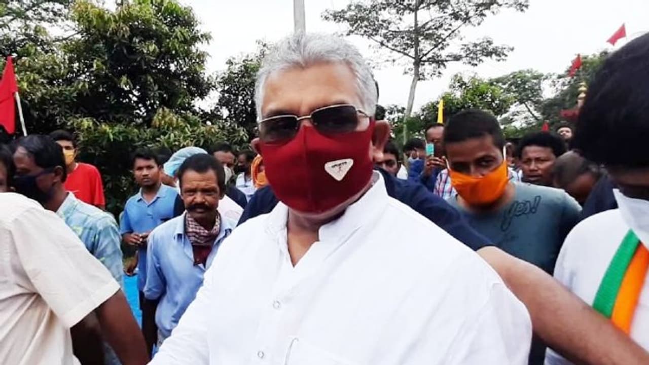 নিয়ম ভেঙে জমায়েত, দিলীপ ঘোষের নামে মহামারী আইনে মামলা নিয়ম ভেঙে জমায়েত, দিলীপ ঘোষের নামে মহামারী আইনে মামলা