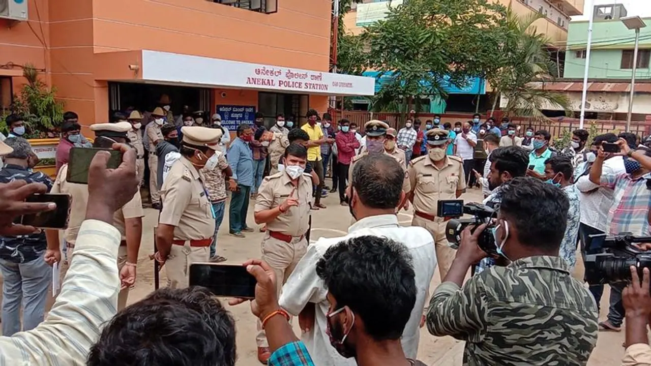 সোশ্যাল মিডিয়ায় বিতর্কিত পোস্ট ঘিরে রণক্ষেত্র বেঙ্গালুরু, গেল প্রাণ, জারি করতে হল ১৪৪ ধারা সোশ্যাল মিডিয়ায় বিতর্কিত পোস্ট ঘিরে রণক্ষেত্র বেঙ্গালুরু, গেল প্রাণ, জারি করতে হল ১৪৪ ধারা