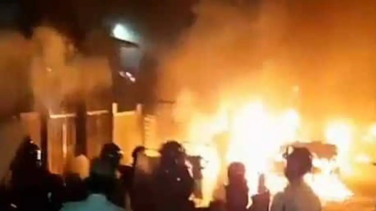 ಕಿಡಿಗೇಡಿಗಳಿಗೆ ಅಪರಿಚಿತನಿಂದ ಹಣ ಹಂಚಿಕೆ? ದೃಶ್ಯ ಸಿಸಿಟಿವಿಯಲ್ಲಿ ಸೆರೆ ಕಿಡಿಗೇಡಿಗಳಿಗೆ ಅಪರಿಚಿತನಿಂದ ಹಣ ಹಂಚಿಕೆ? ದೃಶ್ಯ ಸಿಸಿಟಿವಿಯಲ್ಲಿ ಸೆರೆ