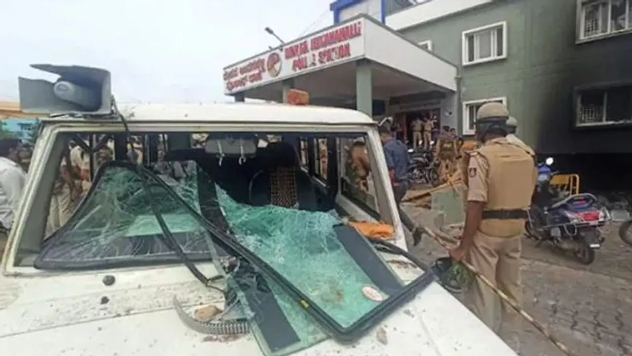 ಬೆಂಗಳೂರು ಗಲಭೆ: ಮಸೀದಿ ಮೌಲ್ವಿಗಳ ವಿಚಾರಣೆಗಿಳಿದ ಪೊಲೀಸರು ಬೆಂಗಳೂರು ಗಲಭೆ: ಮಸೀದಿ ಮೌಲ್ವಿಗಳ ವಿಚಾರಣೆಗಿಳಿದ ಪೊಲೀಸರು