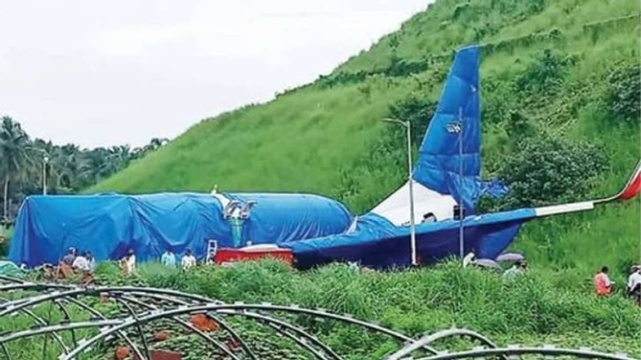 കരിപ്പൂർ അപകടം: വിമാനത്തിൽ നിന്ന് ഓയിൽ പുറത്തേക്കൊഴുകി, രക്ഷയായത് ഫയർ ഫോഴ്സിന്റെ അടിയന്തിര ഇടപെടൽ