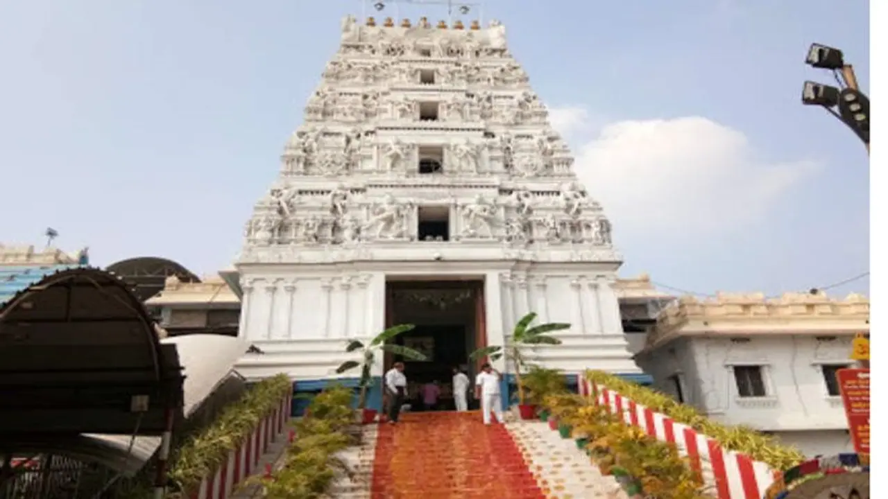 అన్నవరం ఆలయంలో 39 మందికి కరోనా: ఈ నెల 23 వరకు భక్తులకు దర్శనాలు రద్దు అన్నవరం ఆలయంలో 39 మందికి కరోనా: ఈ నెల 23 వరకు భక్తులకు దర్శనాలు రద్దు