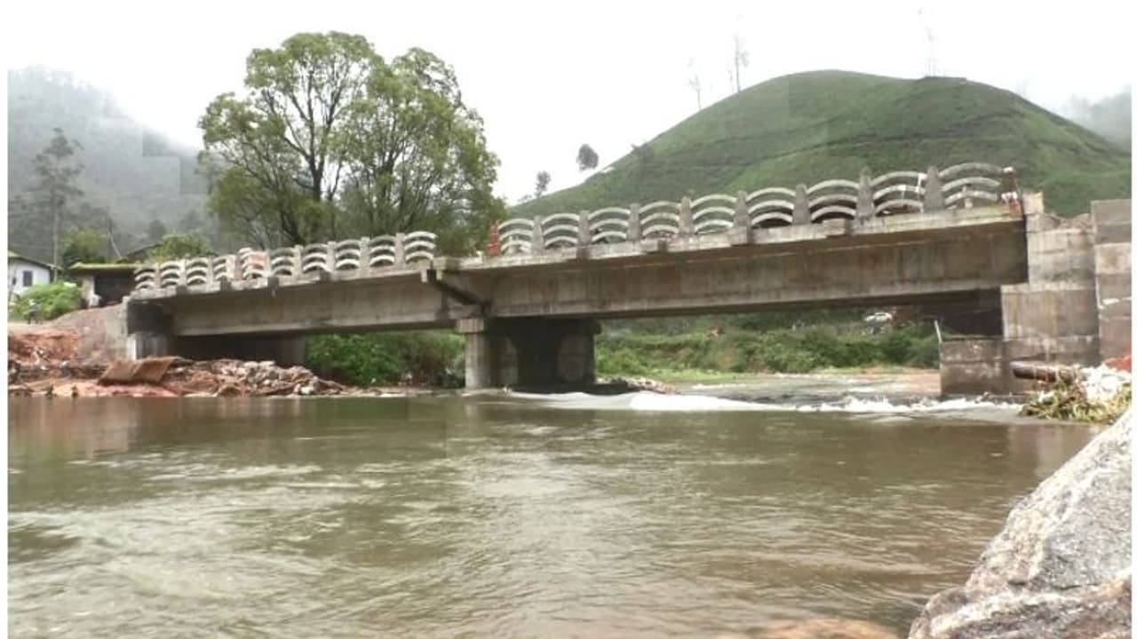 മൂന്നാറിലെ പെരിയവാര പാലത്തിൽ താത്ക്കാലികമായി ഗതാഗതം പുനസ്ഥാപിച്ചു; പുതിയ പാലം നിർമ്മാണത്തിൽ മൂന്നാറിലെ പെരിയവാര പാലത്തിൽ താത്ക്കാലികമായി ഗതാഗതം പുനസ്ഥാപിച്ചു; പുതിയ പാലം നിർമ്മാണത്തിൽ