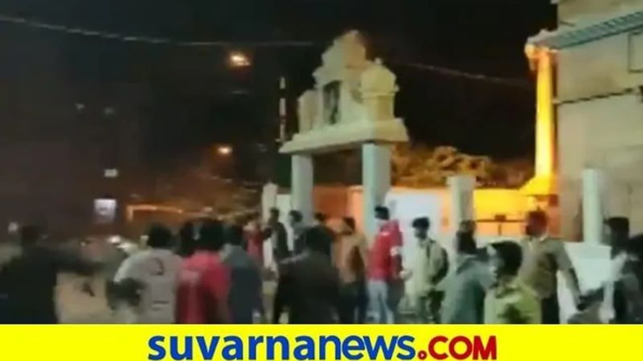 ಬೆಂಗಳೂರಿನಲ್ಲಿ ಹಿಂಸಾಚಾರದ ನಡುವೆ ಹಿಂದೂ ದೇಗುಲವನ್ನು ರಕ್ಷಿಸಿದ ಮುಸ್ಲಿಂ ಯುವಕರು!