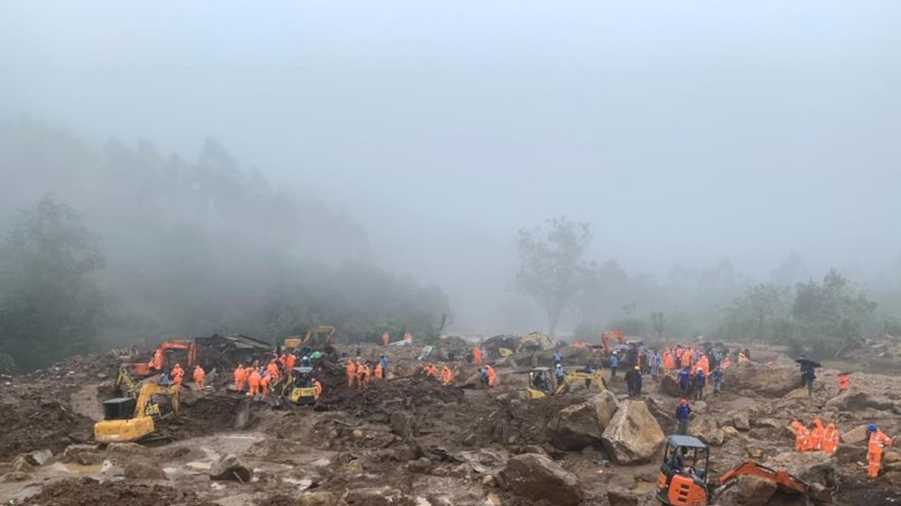 പെട്ടിമുടിയില് മണ്ണിനടിലായത് ഇടമലക്കുടി ആദിവാസികളുടെ അഭയകേന്ദ്രം പെട്ടിമുടിയില് മണ്ണിനടിലായത് ഇടമലക്കുടി ആദിവാസികളുടെ അഭയകേന്ദ്രം
