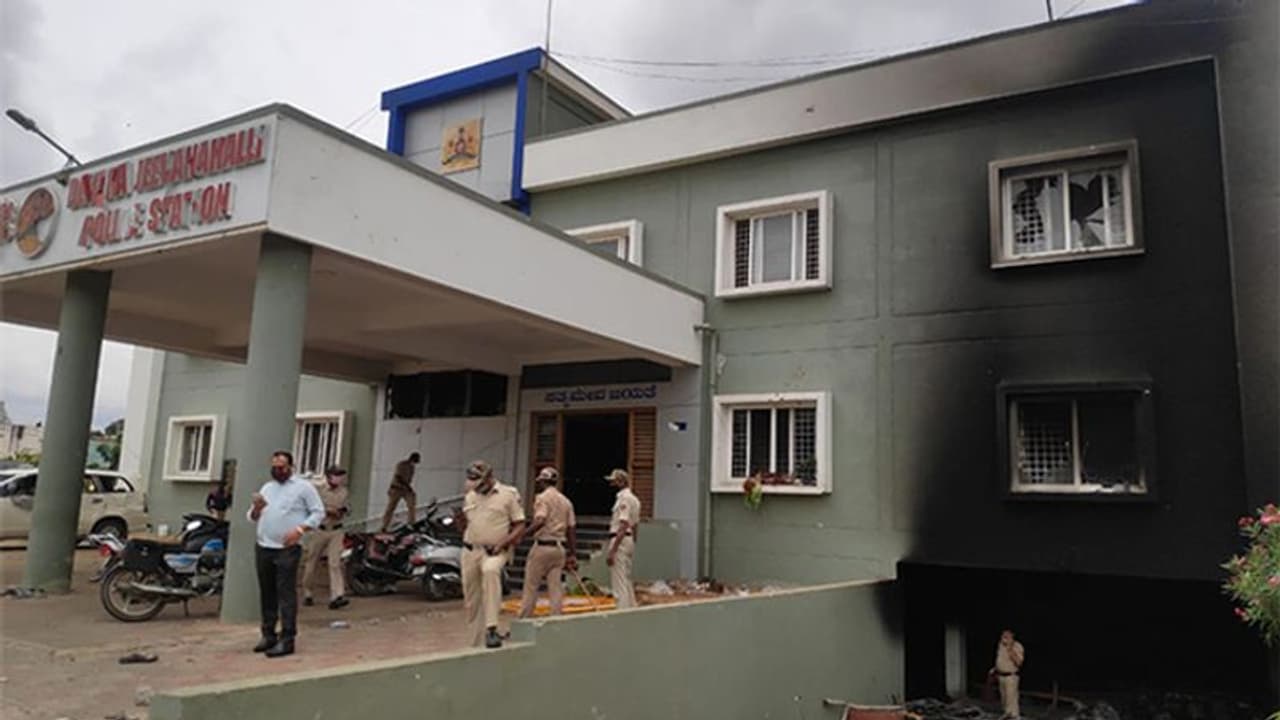 ಡಿ.ಜೆ.ಹಳ್ಳಿ ದಾಂಧಲೆ: ಕಾಂಪೌಂಡ್ ಒಡೆದು ನಮ್ಮವರ ರಕ್ಷಿಸಿದೆವು, ಹಿರಿಯ ಅಧಿಕಾರಿ ಡಿ.ಜೆ.ಹಳ್ಳಿ ದಾಂಧಲೆ: ಕಾಂಪೌಂಡ್ ಒಡೆದು ನಮ್ಮವರ ರಕ್ಷಿಸಿದೆವು, ಹಿರಿಯ ಅಧಿಕಾರಿ