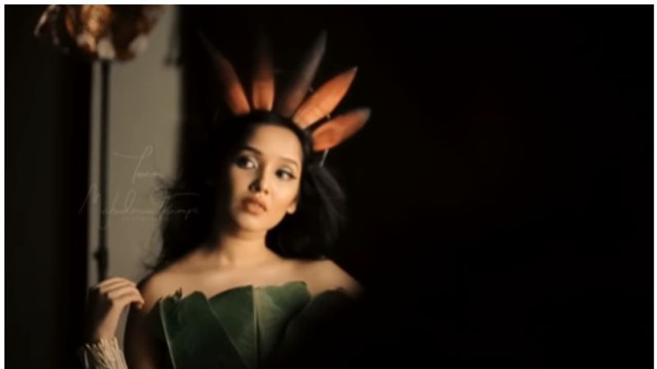 വാഴയില കൊണ്ടുള്ള വസ്ത്രം ധരിച്ച അനിഖ, ഫോട്ടോ ഷൂട്ടിന്റെ മെയ്ക്കിംഗ് വീഡിയോ പുറത്തുവിട്ടു വാഴയില കൊണ്ടുള്ള വസ്ത്രം ധരിച്ച അനിഖ, ഫോട്ടോ ഷൂട്ടിന്റെ മെയ്ക്കിംഗ് വീഡിയോ പുറത്തുവിട്ടു