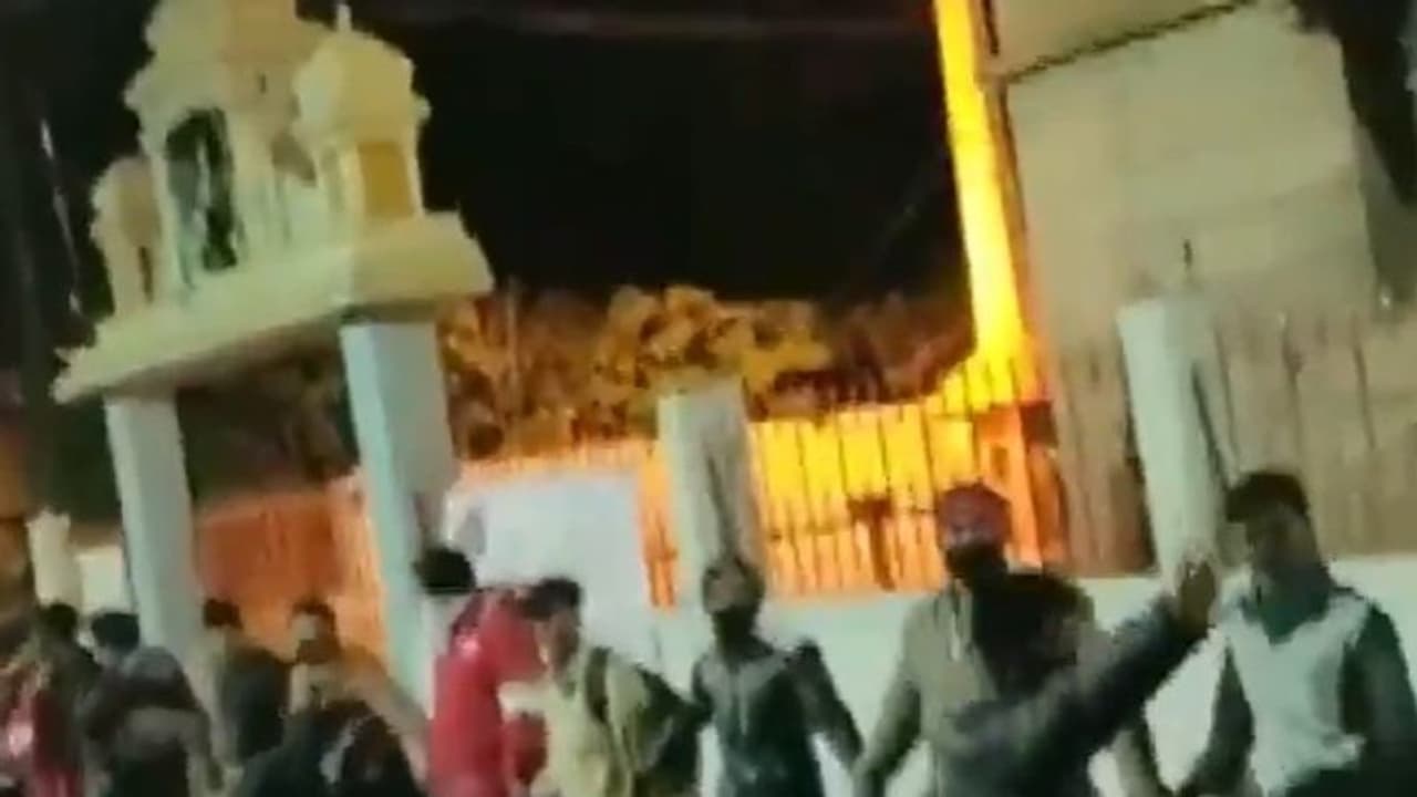 হিংসার বেঙ্গালুরুতে মুসলিমদের ভিডিও ভাইরাল হল, কী করছেন ওঁরা মন্দিরের সামনে হিংসার বেঙ্গালুরুতে মুসলিমদের ভিডিও ভাইরাল হল, কী করছেন ওঁরা মন্দিরের সামনে