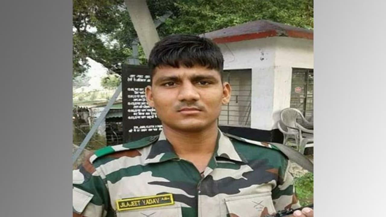 सीमा पर आतंकियों से लोहा लेते शहीद हुआ जवान, 7 माह के बेटे के साथ पत्नी कर रही थी आने का इंतजार सीमा पर आतंकियों से लोहा लेते शहीद हुआ जवान, 7 माह के बेटे के साथ पत्नी कर रही थी आने का इंतजार