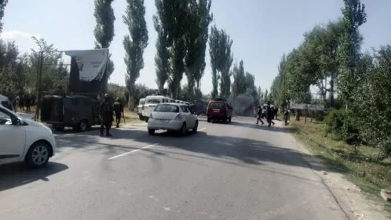 जम्मू कश्मीर: सेना की पेट्रोलिंग पार्टी पर हमला, ताबड़तोड़ गोलियां चलाकर फरार हुए आतंकी जम्मू कश्मीर: सेना की पेट्रोलिंग पार्टी पर हमला, ताबड़तोड़ गोलियां चलाकर फरार हुए आतंकी