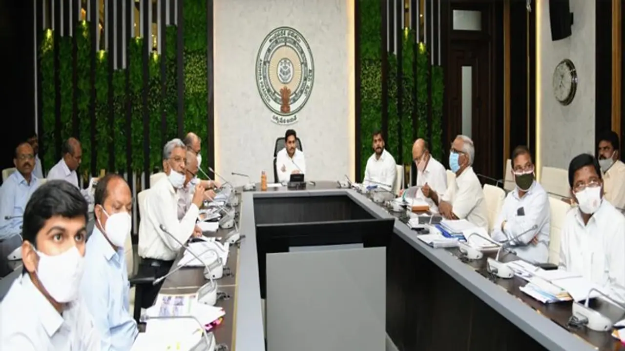 నీటిపారుదల ప్రాజెక్టులపైనా కోవిడ్ ప్రభావం...: సీఎంకు వివరించిన అధికారులు నీటిపారుదల ప్రాజెక్టులపైనా కోవిడ్ ప్రభావం...: సీఎంకు వివరించిన అధికారులు