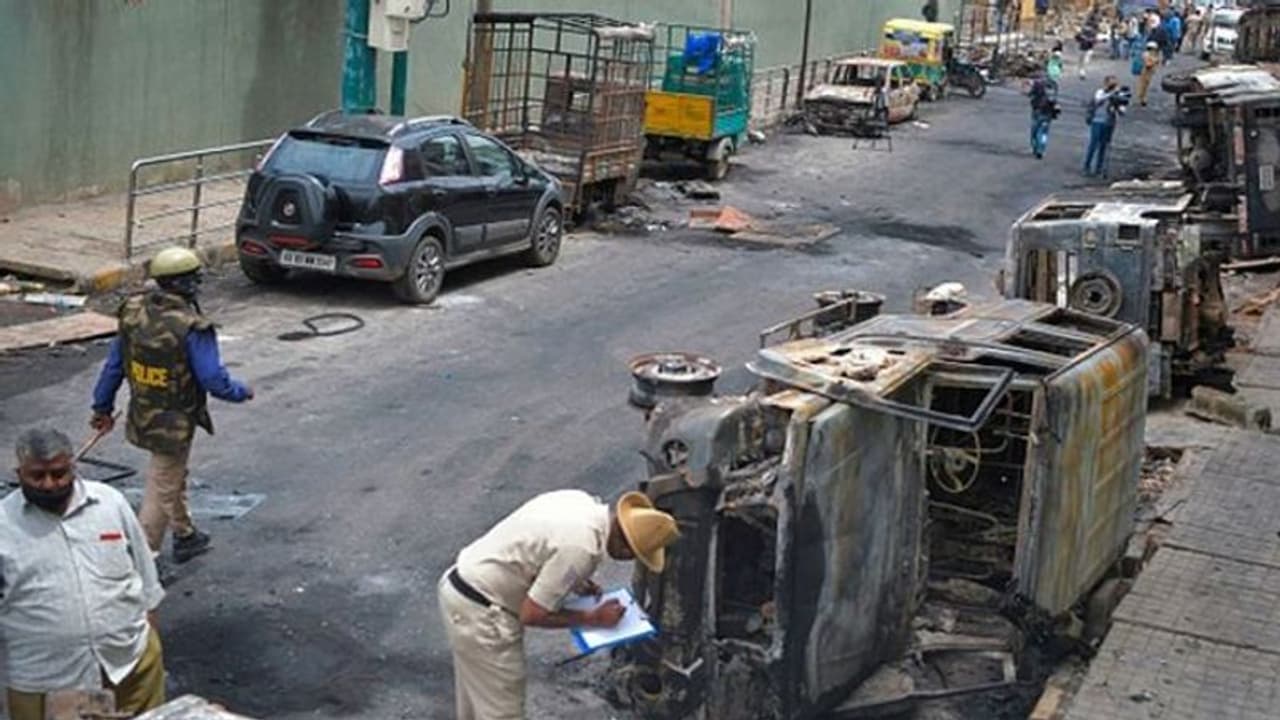 ಬೆಂಗಳೂರು ದಾಂಧಲೆ: ಗಲಭೆಕೋರರಿಂದ ಕೋಟಿ ಕೋಟಿ ಲೂಟಿ! ಬೆಂಗಳೂರು ದಾಂಧಲೆ: ಗಲಭೆಕೋರರಿಂದ ಕೋಟಿ ಕೋಟಿ ಲೂಟಿ!