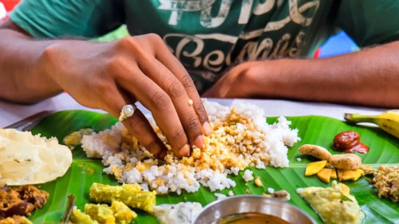 भोजन करते समय किस दिशा में होना चाहिए मुख? ग्रंथों में बताए गए हैं खाने से जुड़े ये खास नियम भोजन करते समय किस दिशा में होना चाहिए मुख? ग्रंथों में बताए गए हैं खाने से जुड़े ये खास नियम