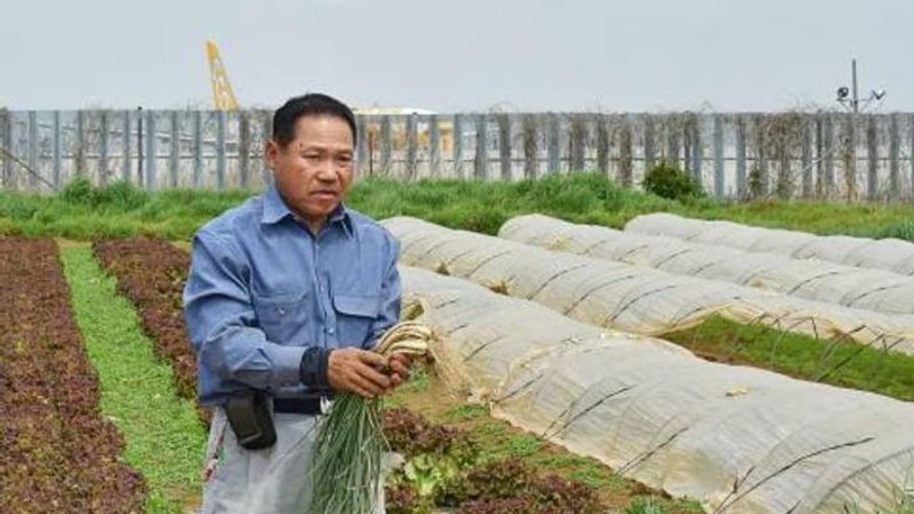 വിമാനം പറന്നുപൊങ്ങുന്നതും ഇറങ്ങുന്നതും തൊട്ടടുത്ത്, എന്നാലും വിമാനത്താവളത്തിനായി ഒഴിഞ്ഞുപോകില്ലെന്ന് കര്ഷകന് വിമാനം പറന്നുപൊങ്ങുന്നതും ഇറങ്ങുന്നതും തൊട്ടടുത്ത്, എന്നാലും വിമാനത്താവളത്തിനായി ഒഴിഞ്ഞുപോകില്ലെന്ന് കര്ഷകന്