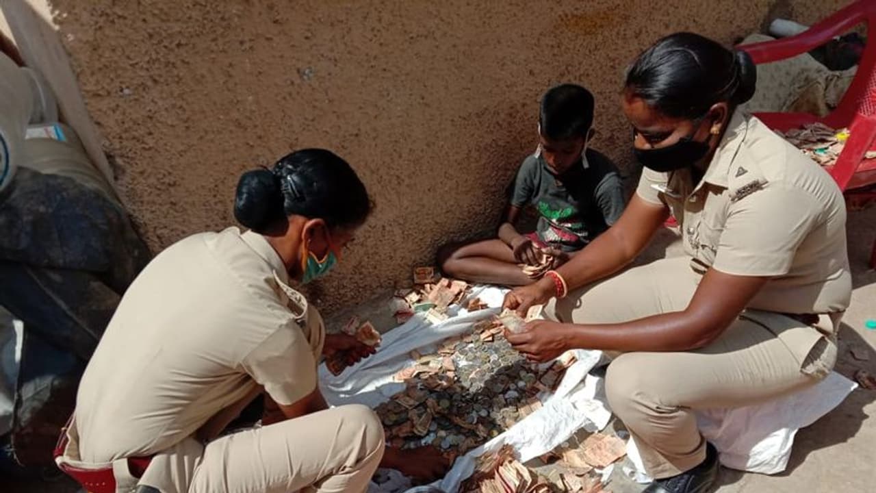 வீட்டில் தோண்ட தோண்ட பணம்..!! அதிர்ச்சியில் உறைந்த காவல்துறை..!! வீட்டில் தோண்ட தோண்ட பணம்..!! அதிர்ச்சியில் உறைந்த காவல்துறை..!!