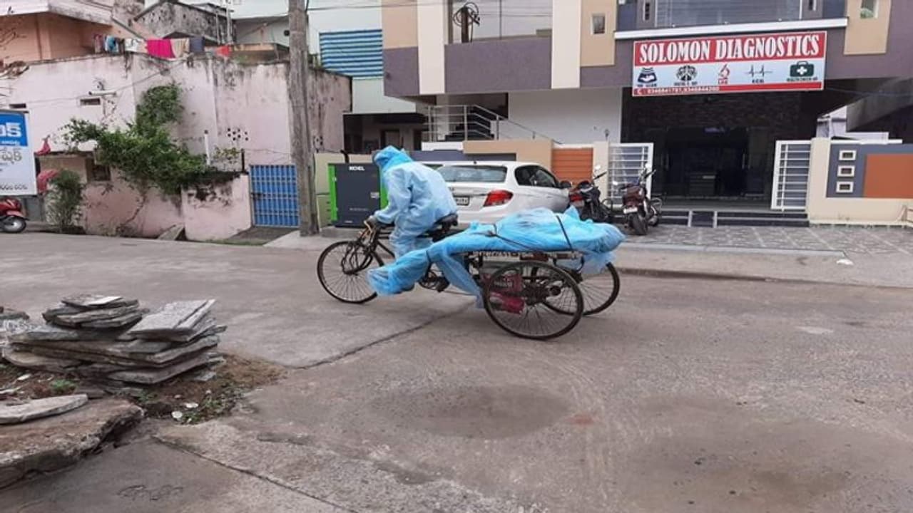 అదే నిర్లక్ష్యం... రిక్షాలో కరోనా మృతదేహం తరలింపు అదే నిర్లక్ష్యం... రిక్షాలో కరోనా మృతదేహం తరలింపు